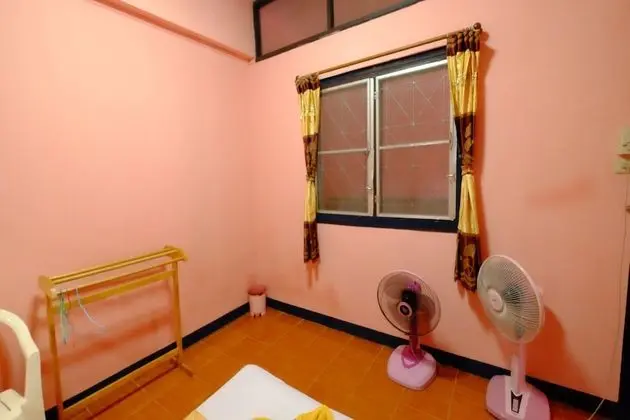 Twin Room, shared bathroom fan no balcony (202)