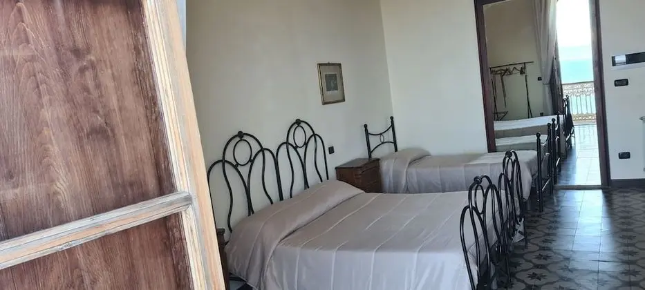 Üç Kişilik Oda, Deniz Manzaralı