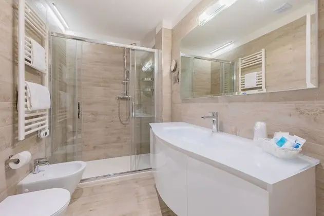 Tek Büyük Yataklı Oda, 1 Büyük (Queen) Boy Yatak, Kısmi Deniz Manzaralı