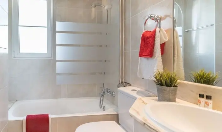 Tek Büyük veya İki Ayrı Yataklı Oda (2 adults)