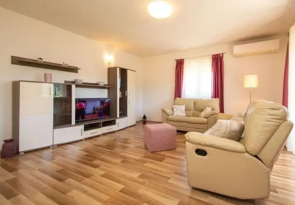 Ev (Marina - quiet & spacious - H(6))