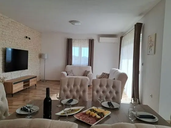 Ev (Marina - quiet & spacious - H(6))