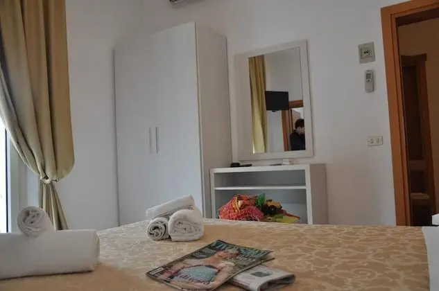 Basic Tek Büyük Yataklı Oda