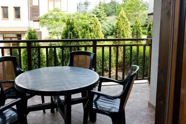 Apart Daire, 2 Yatak Odası, Balkon, Bahçe Manzaralı