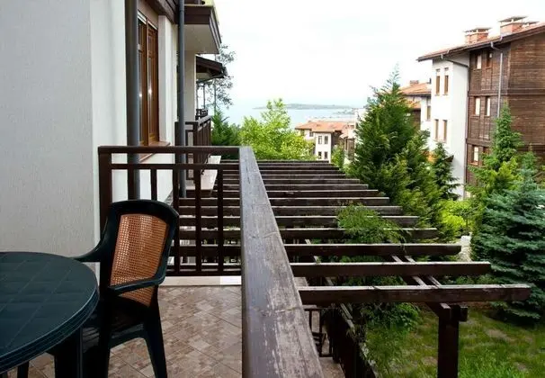 Apart Daire, 2 Yatak Odası, Balkon, Bahçe Manzaralı