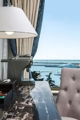 Deluxe Tek Büyük Yataklı Oda, Kısmi Deniz Manzaralı