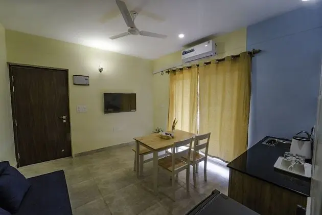 Süit, Balkon, Havuz Manzaralı