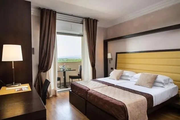 Superior Tek Büyük Yataklı Oda, Balkon, Kısmi Deniz Manzaralı