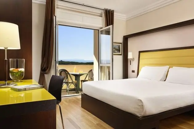 Superior Tek Büyük Yataklı Oda, Balkon, Kısmi Deniz Manzaralı