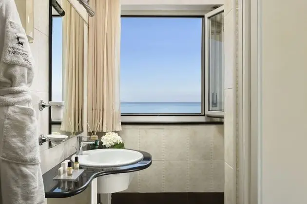 Superior Tek Büyük Yataklı Oda, Balkon, Kısmi Deniz Manzaralı