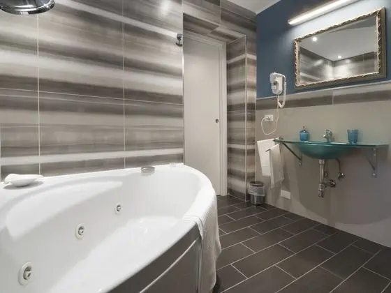 Çatı Katı (Loft), Sıcak Su Havuzu