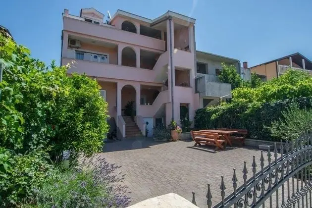 Apart Daire (Marinka - with backyard - A2(4))