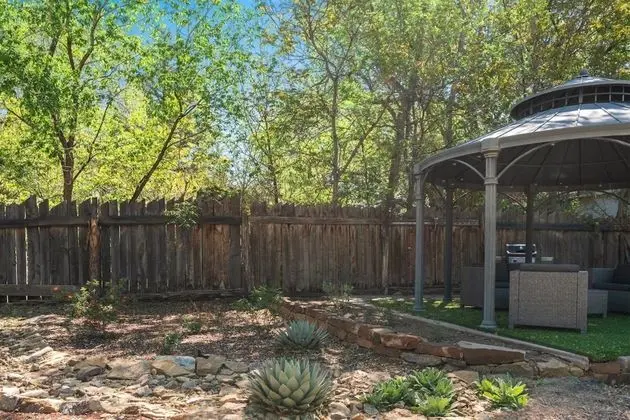 Ev (Mariposa - Authentic Adobe Home, One )