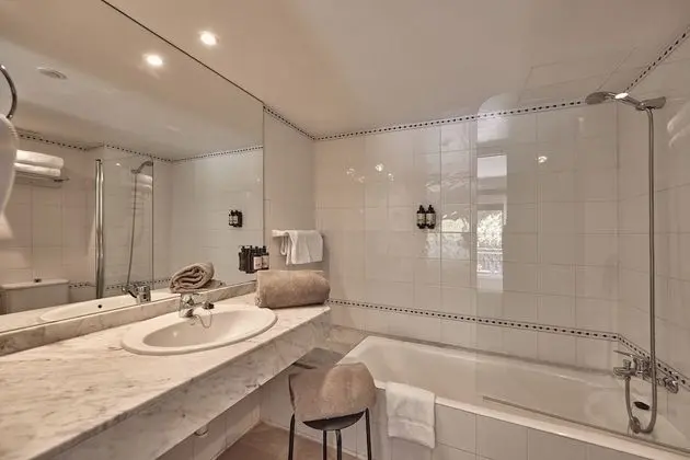 Superior Tek Büyük Yataklı Oda (Spa Not Included)