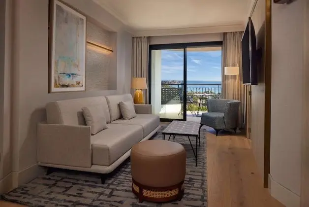 Süit, Balkon, Kısmi Deniz Manzaralı