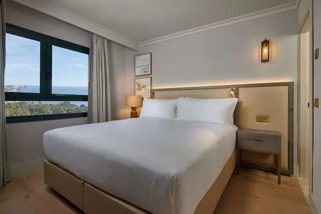 Süit, Balkon, Kısmi Deniz Manzaralı