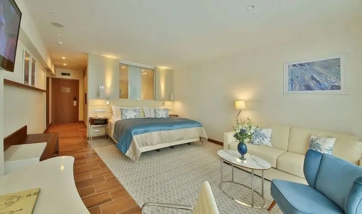 Double Swim-up Pool Room