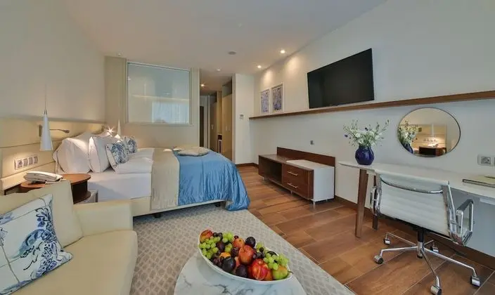 Double Swim-up Pool Room