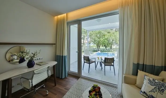 Double Swim-up Pool Room
