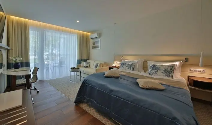 Double Swim-up Pool Room