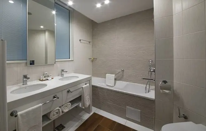 Double Swim-up Pool Room