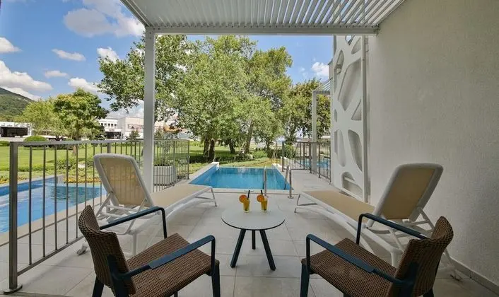 Double Swim-up Pool Room