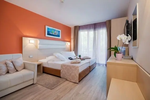 Tek Büyük veya İki Ayrı Yataklı Oda, Balkon, Deniz Manzaralı