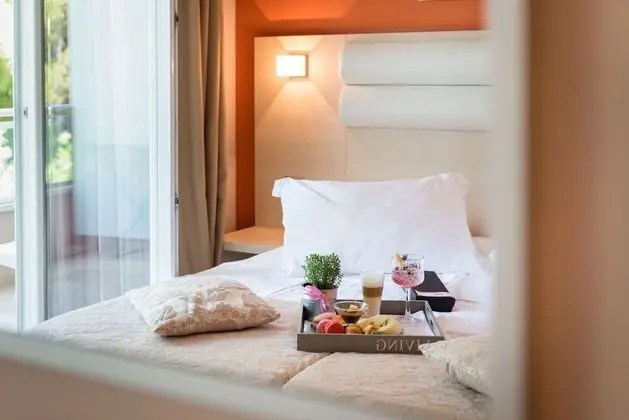 Tek Büyük veya İki Ayrı Yataklı Oda, Balkon, Deniz Manzaralı