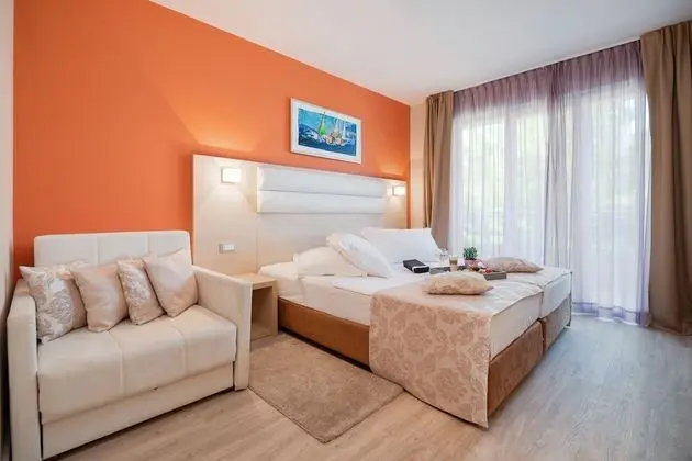 Tek Büyük veya İki Ayrı Yataklı Oda, Balkon, Deniz Manzaralı