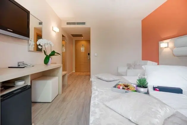 Tek Büyük veya İki Ayrı Yataklı Oda, Balkon, Deniz Manzaralı