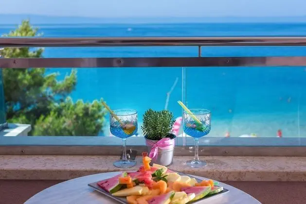 Tek Büyük veya İki Ayrı Yataklı Oda, Balkon, Deniz Manzaralı