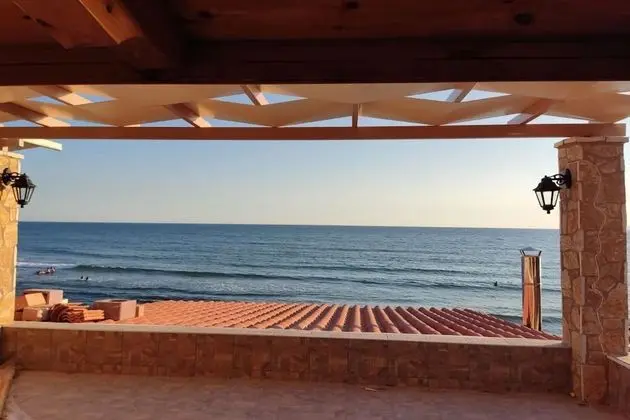 Family Ev, Birden Çok Yatak, Denize Bakan (Maritinas Stone House On The Beach)