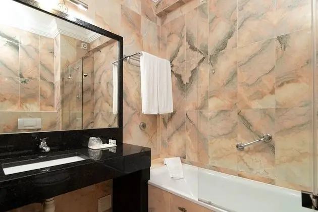 Tek Büyük Yataklı Oda, Kısmi Deniz Manzaralı