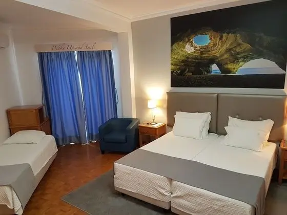 Üç Kişilik Oda, Kısmi Deniz Manzaralı