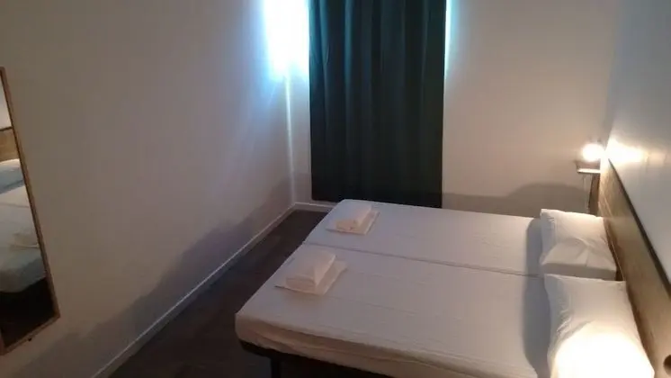 İki Ayrı Yataklı Oda, Ortak Banyo