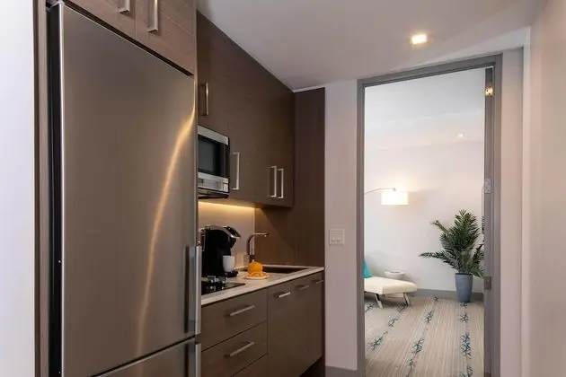 Marketplace Suite 2 (4 people max)