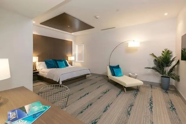 Marketplace Suite 2 (4 people max)