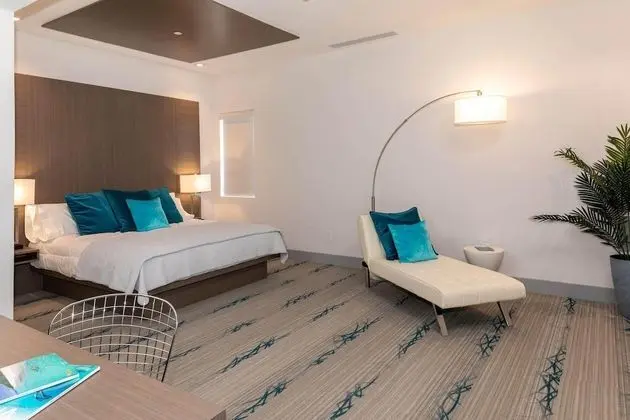 Marketplace Suite 2 (4 people max)