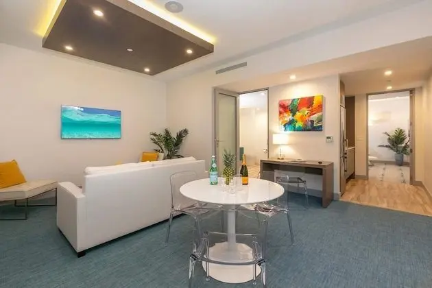 Marketplace Suite 3 (4 people max)
