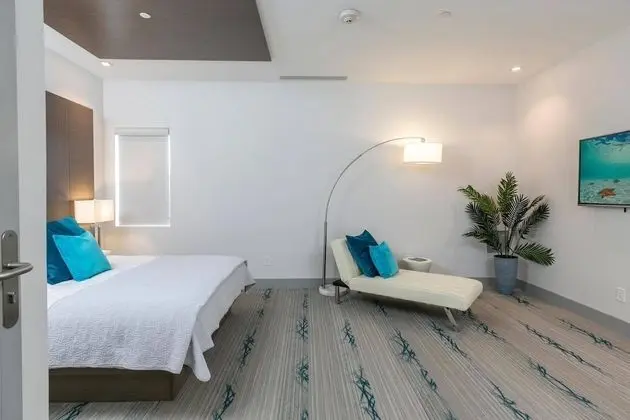 Marketplace Suite 3 (4 people max)