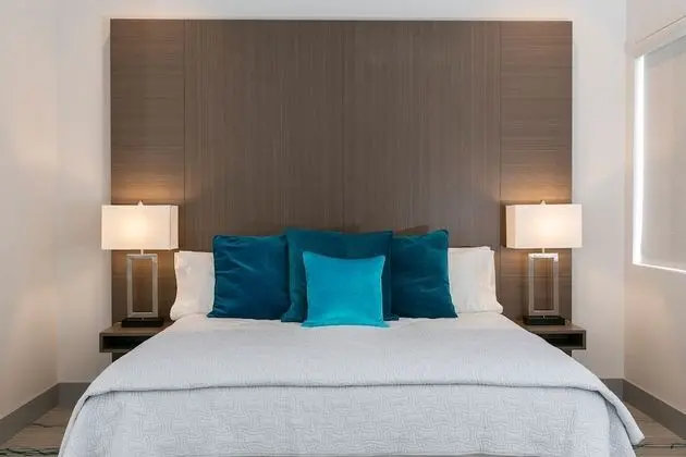 Marketplace Suite 3 (4 people max)