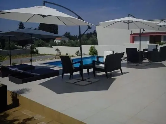 Apart Daire (Markle - swimming pool and sunbeds - )