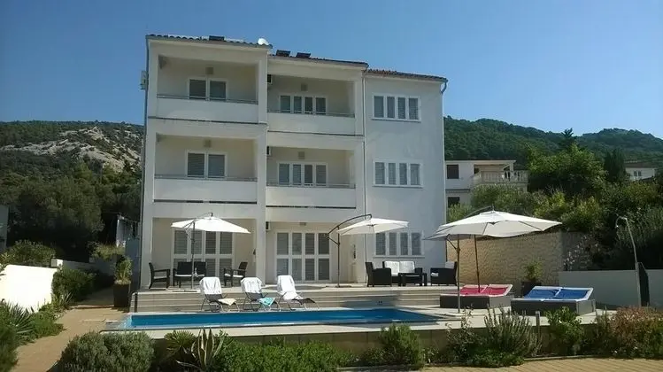 Apart Daire (Markle - swimming pool and sunbeds - )