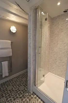 Standard Tek Büyük Yataklı Oda, Banyolu/Duşlu (Characterful room)