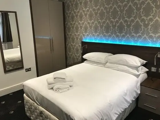 Tek Büyük Yataklı Oda, Banyolu/Duşlu (shared toilet)