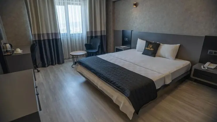 Standart Oda, Şehir veya Dağ Manzaralı, Büyük Yataklı