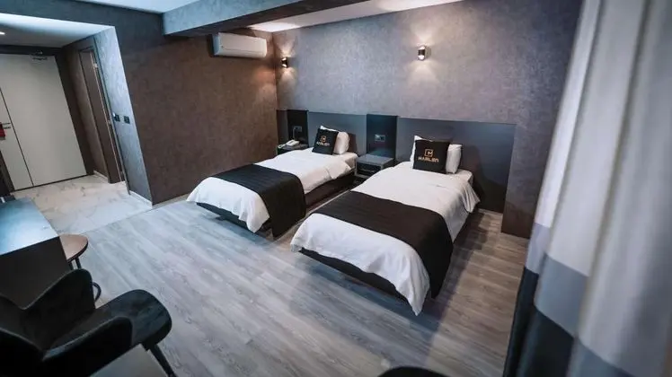 Standart Oda, Şehir veya Dağ Manzaralı, İki Tek Kişilik Yataklı
