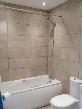 Luxury Tek Büyük Yataklı Oda, Engellilere Uygun, Banyolu/Duşlu (Azalea Room)