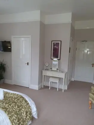Tek Büyük Yataklı Oda, Engellilere Uygun, Banyolu/Duşlu (Wisteria Room)