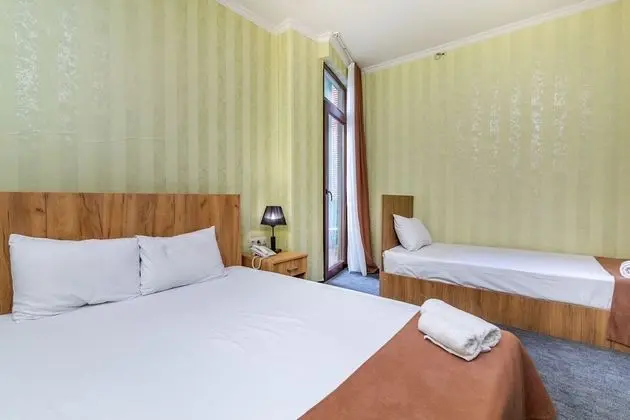 Standard Üç Kişilik Oda, Balkon, Avlu Manzaralı